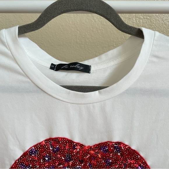 Sequined red lip white tee shirt - Picture 3 of 5